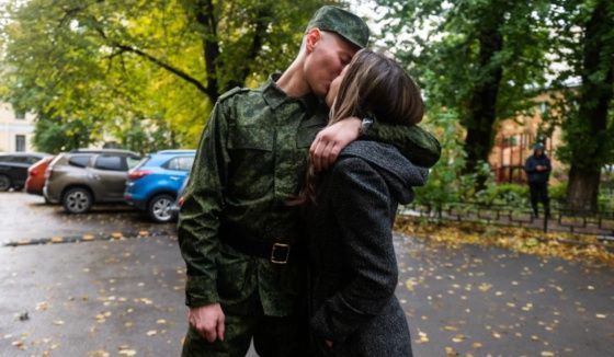 Власти Петербурга хотят обязать жителей вставать на воинский учет при переезде