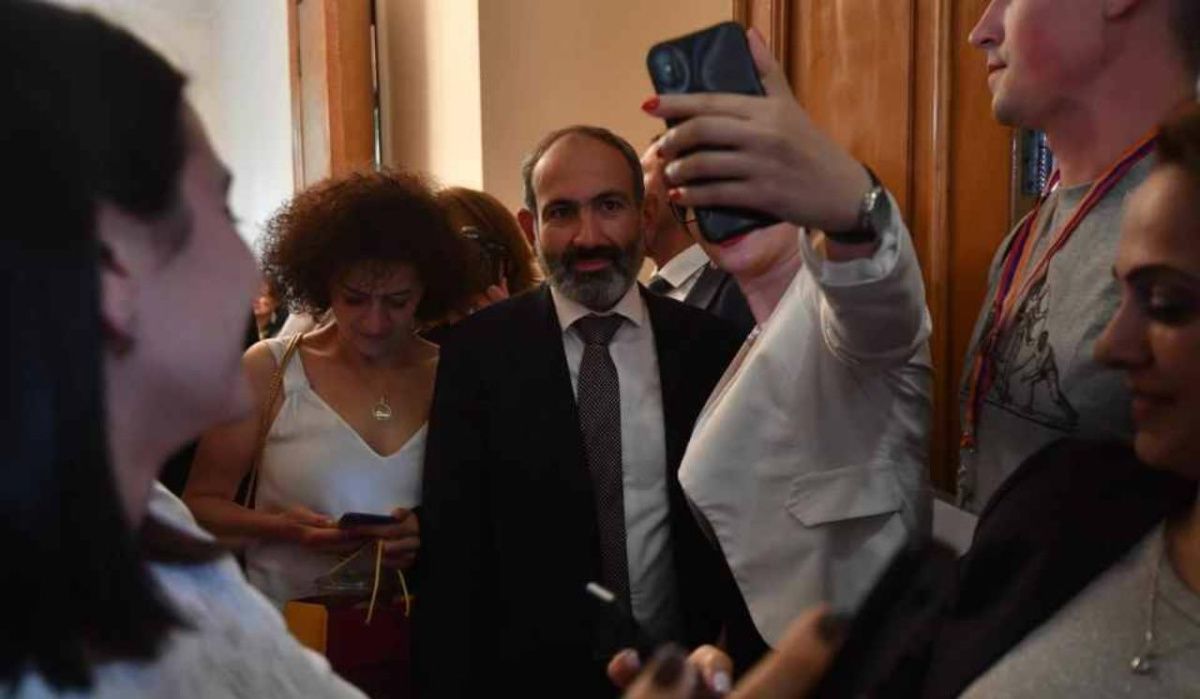 Пашинян послал сердечко из Петербурга