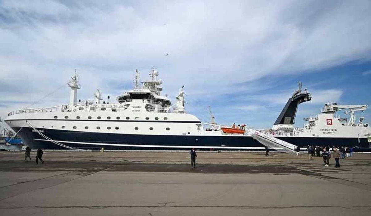 В Петербурге подняли флаг России на траулере «Капитан Юнак»