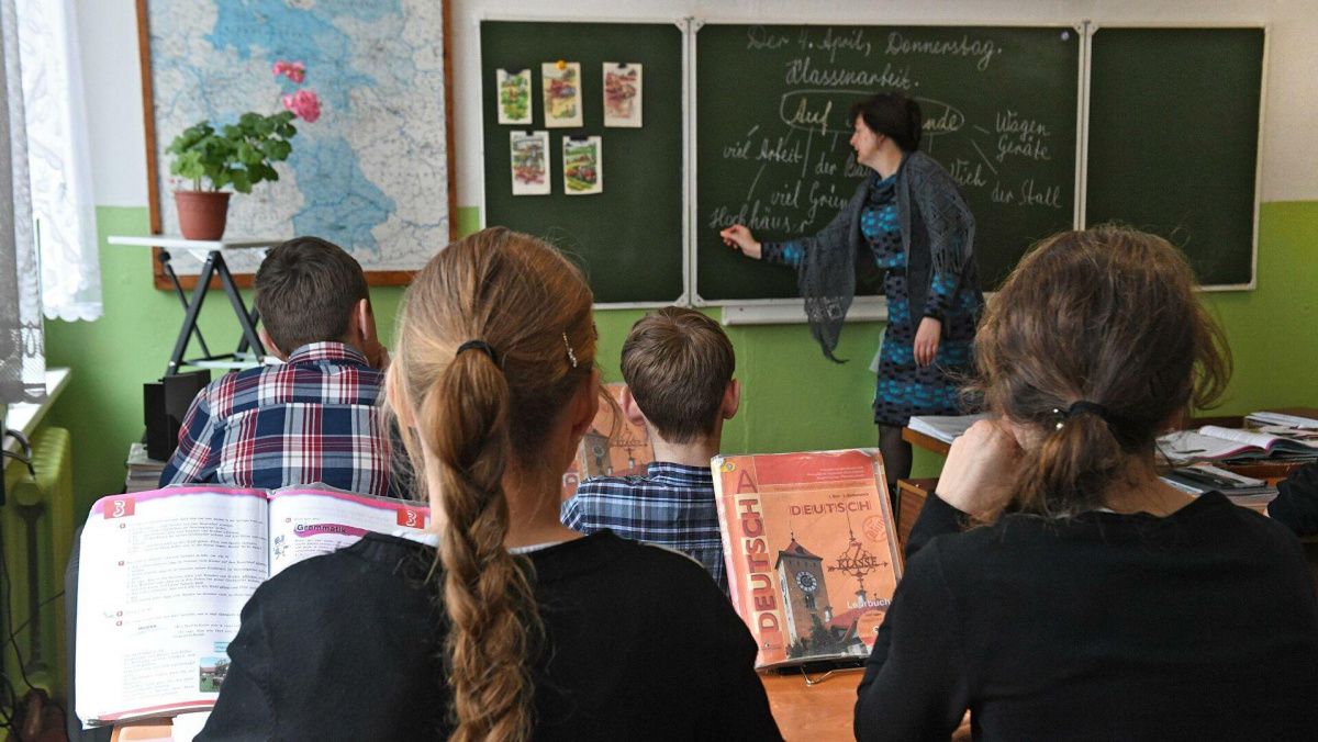 Педагоги Петербурга единовременно получат по 10 тысяч рублей к началу учебного года
