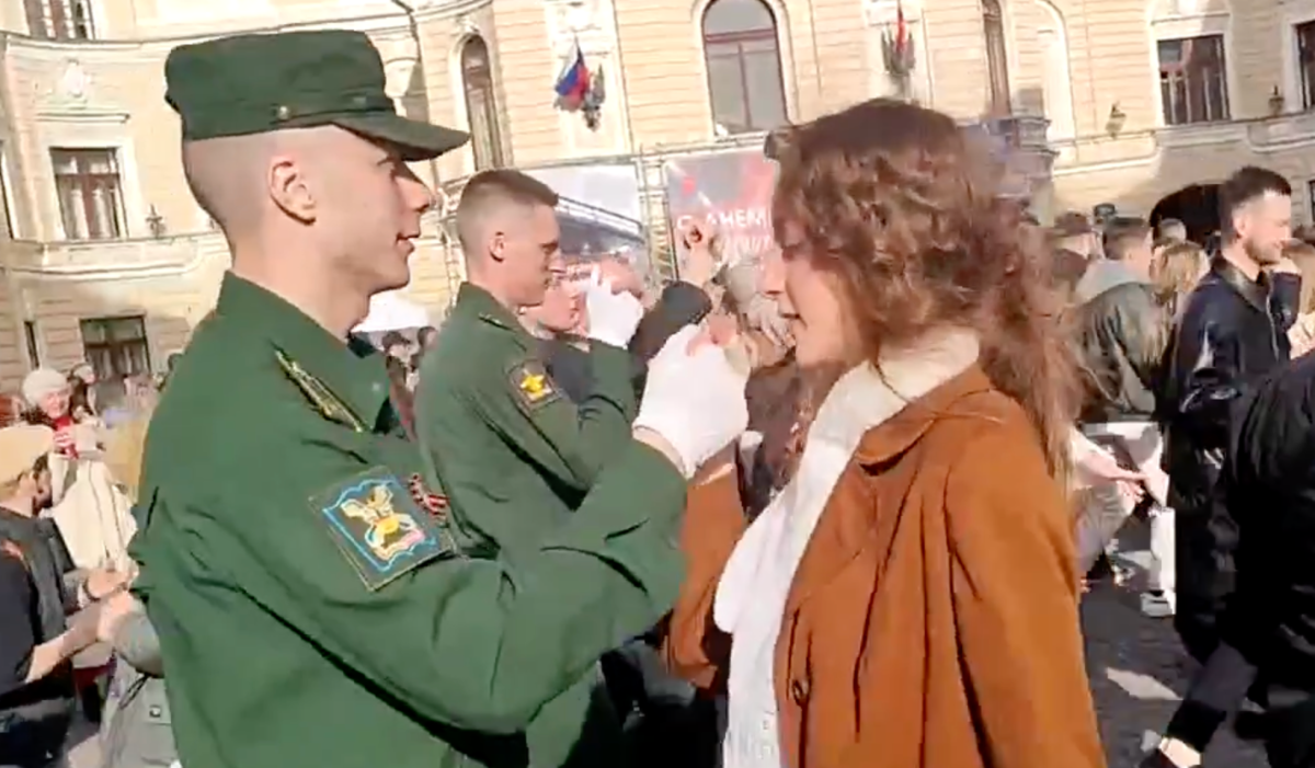 Во дворе Петербургской Капеллы открылась танцевальная площадка «Весна 45-го года»