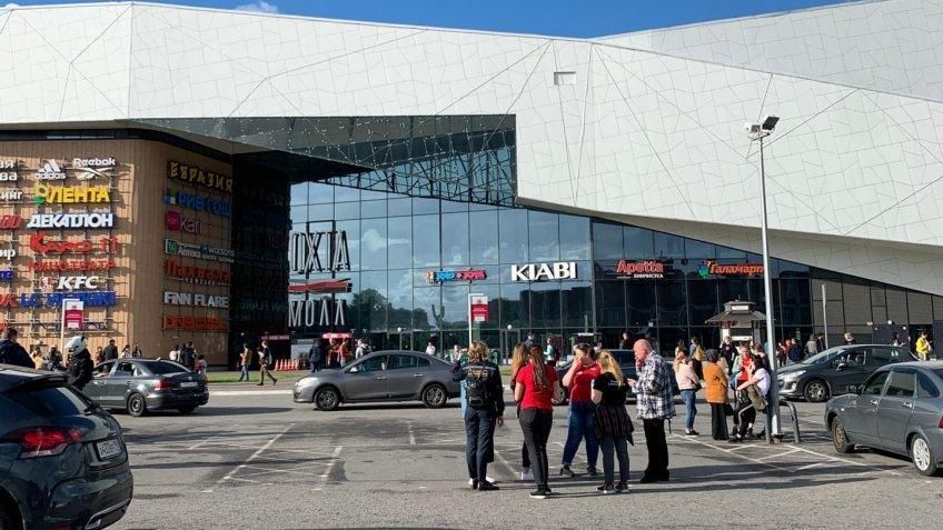 В Петербурге эвакуируют торговый центр из-за угрозы взрыва