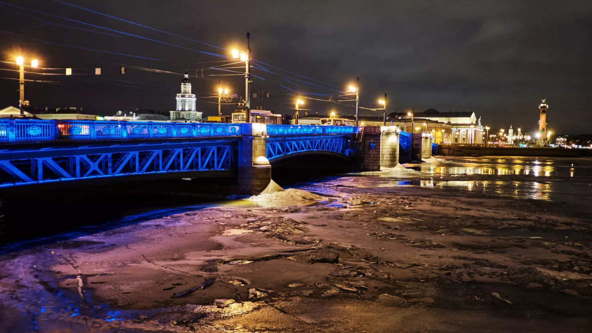 В Петербурге реконструируют подсветку Дворцового моста