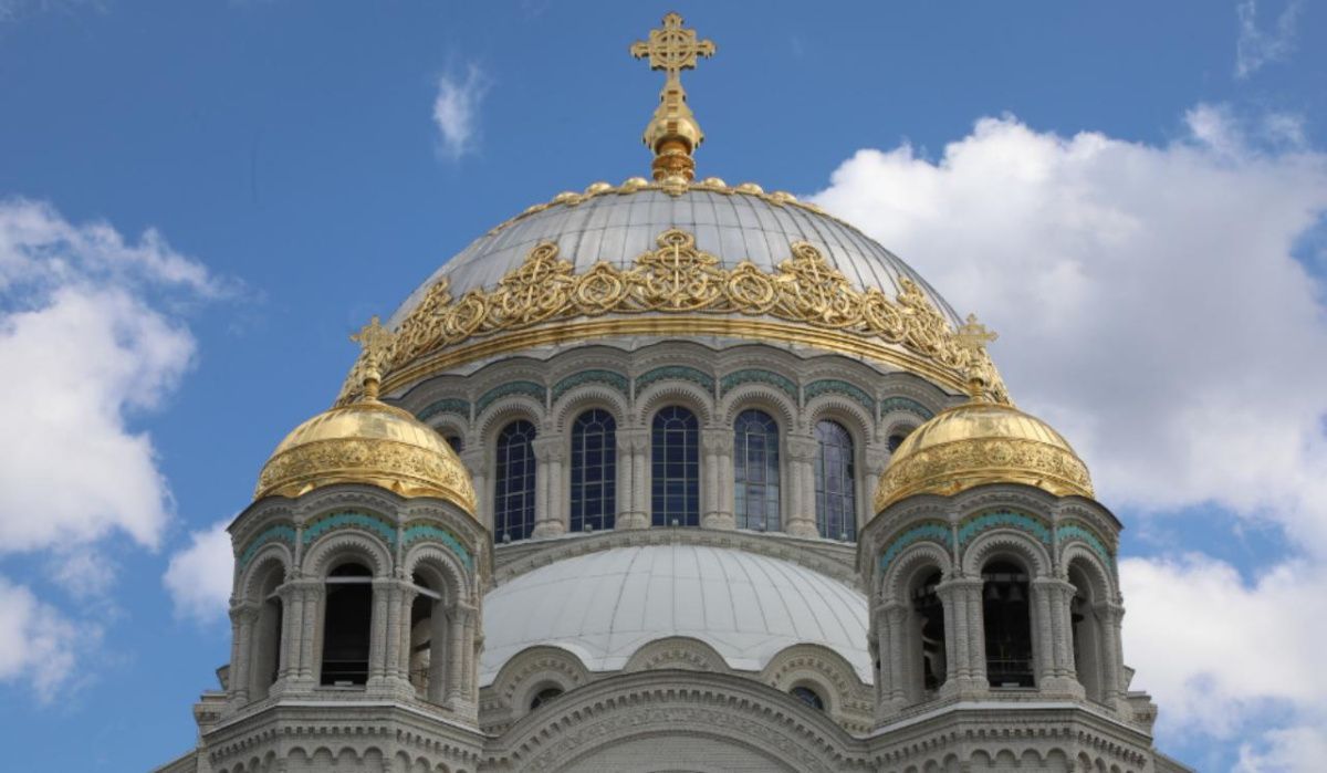 В Петербурге отреставрированный крест освятили в Николо-Богоявленском Морском соборе