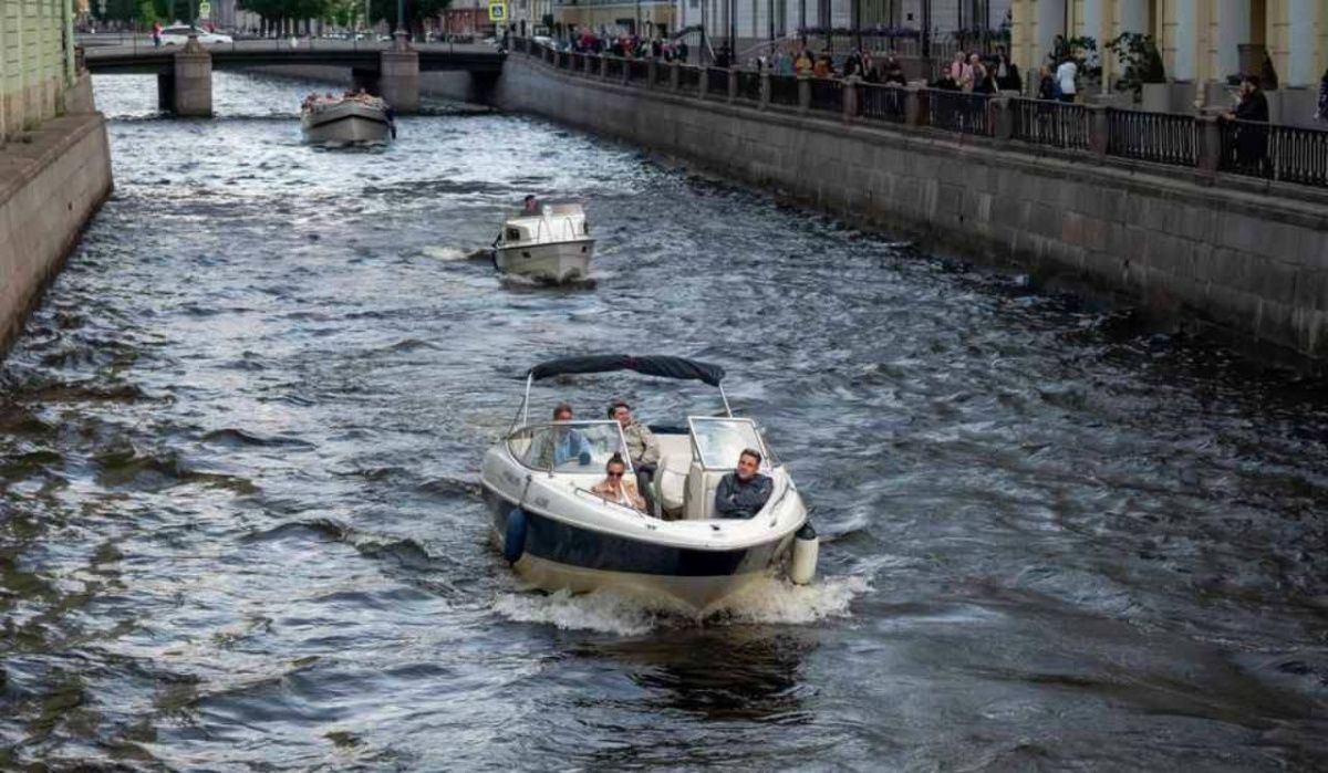 В Петербурге стартуют ночные прогулки на катамаранах под разводными мостами