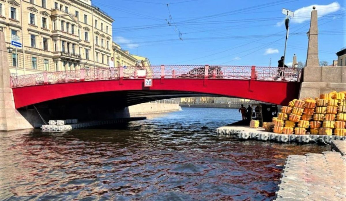 В Санкт-Петербурге открыли движение судов под Красным мостом