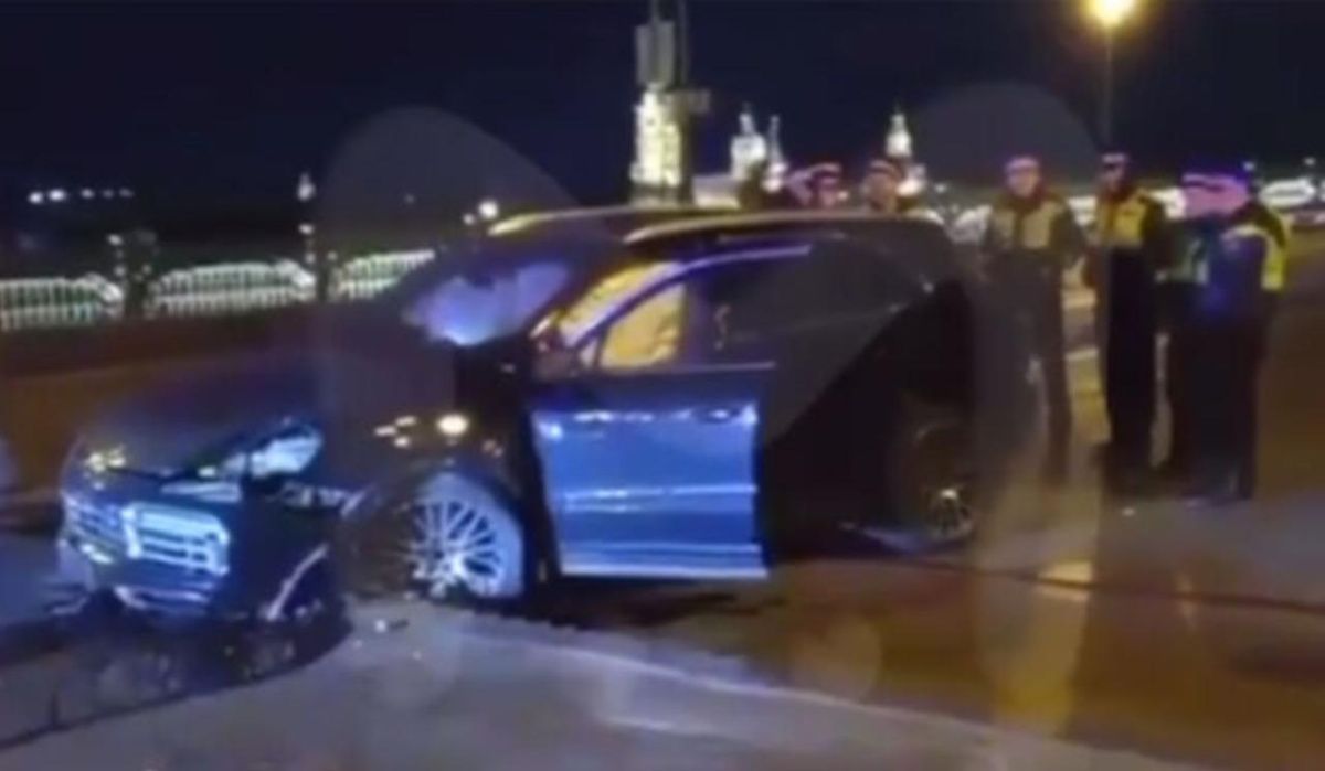 В Петербурге водитель на &quot;Порше&quot; пытался &quot;проскочить&quot; по разведенному мосту