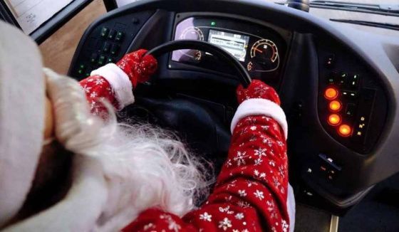 В Санкт-Петербурге автобусы возглавили Деды Морозы