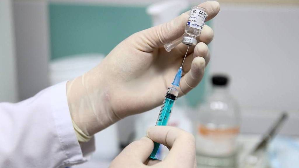 Петербуржцев начнут вакцинировать в торговых центрах