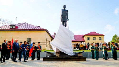 В Питере открыли памятник основателю Обуховского завода