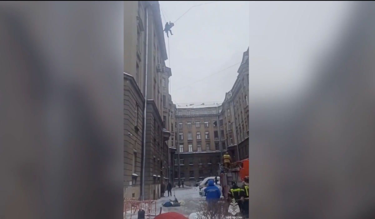 В центре Петербурга рабочий упал с крыши и застрял на проводах