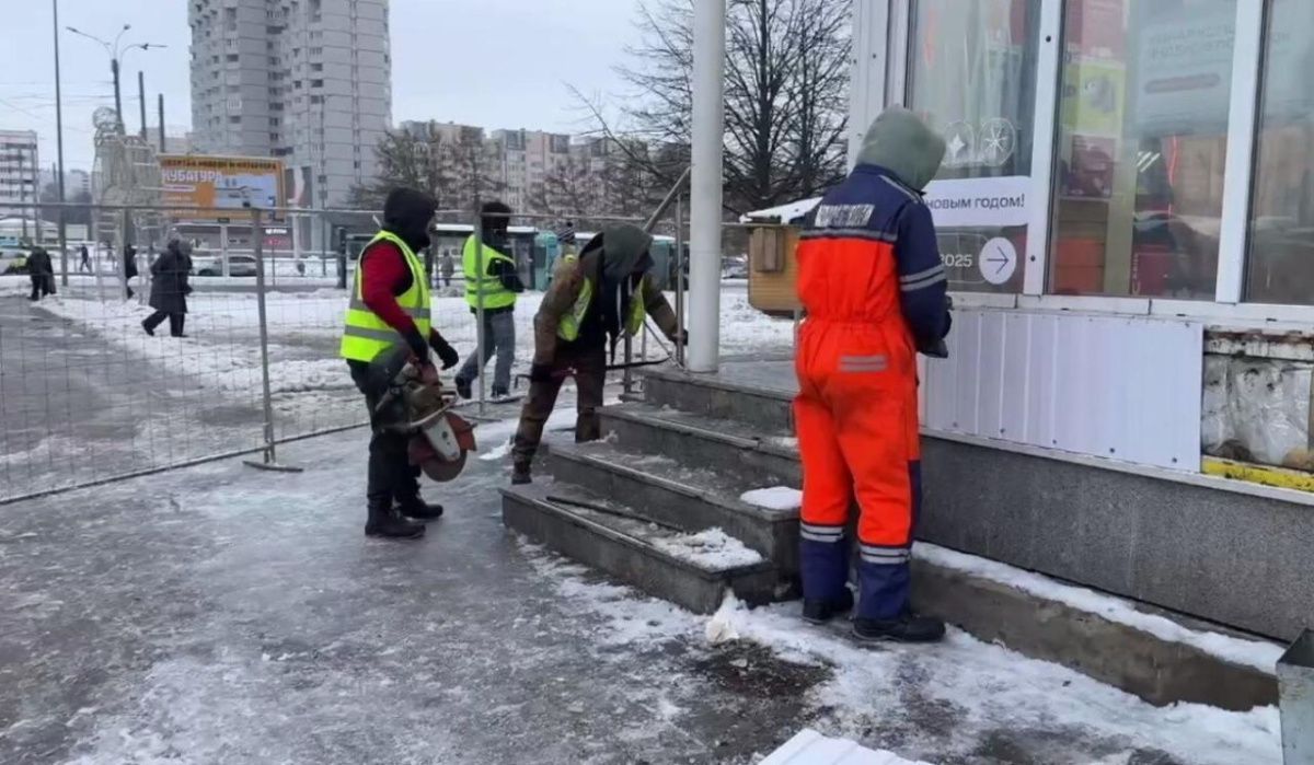 У станции метро «Приморская» в Петербурге демонтировали торговый павильон