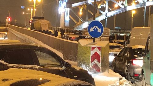 Первый день зимы начался в Петербурге с транспортного коллапса