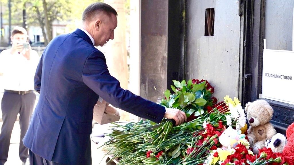 В Петербурге почтили память погибших в Казани школьников