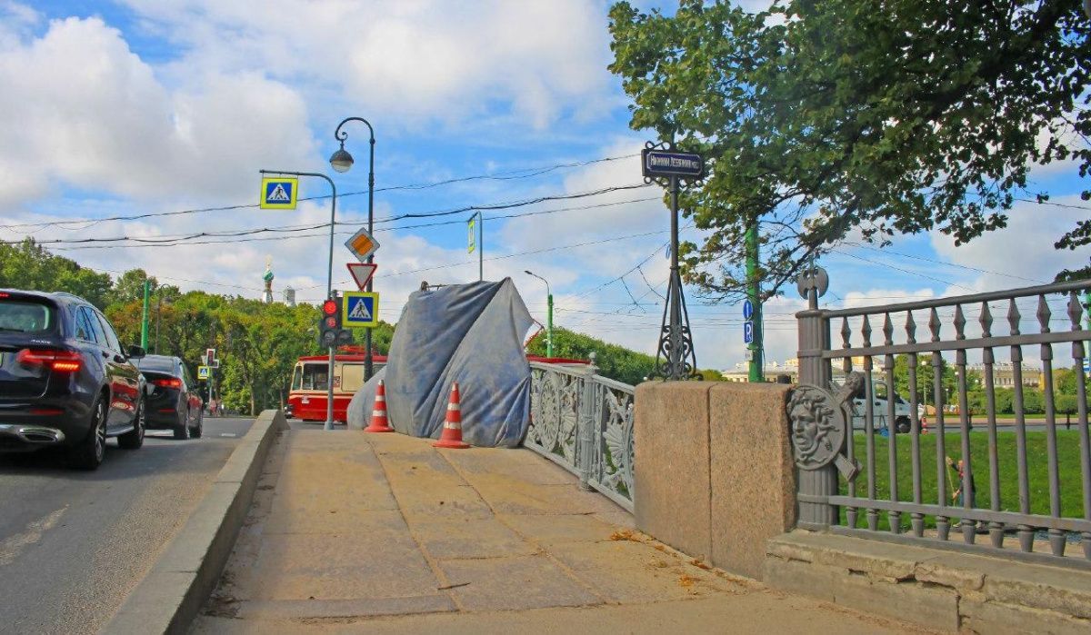 В Петербурге началась реконструкция  Нижнего Лебяжьего моста, который не ремонтировали 20 лет