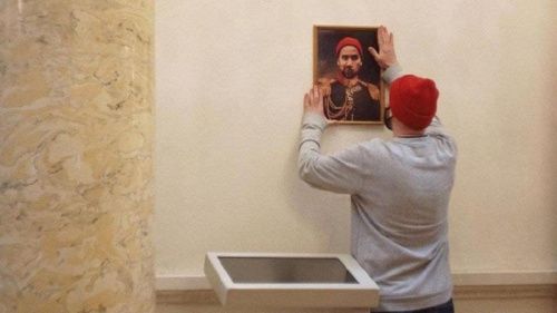 Эрмитаж пожаловался в прокуратуру на мужчину, повесившего свой портрет в музее