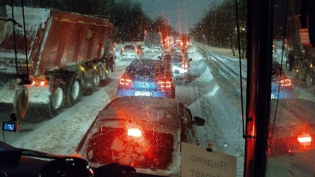Неубранный снег привел к «ледяному аду» на Московском шоссе в Петербурге