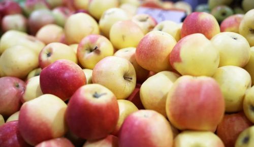 Петербуржцам рассказали, когда стоит отказаться от покупки яблок