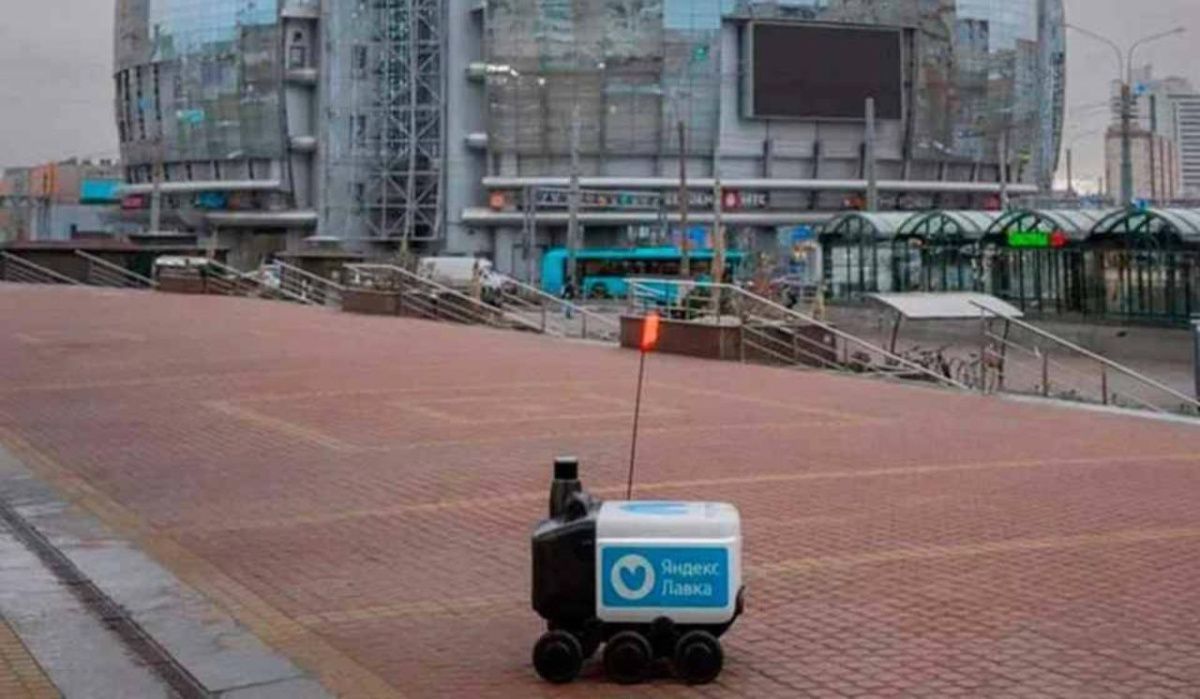 Роботы-курьеры запущены для доставки заказов в Санкт-Петербурге