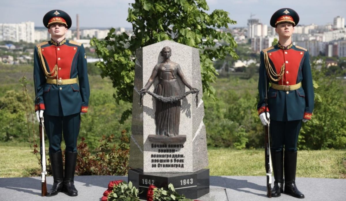 На Мамаевом кургане в Волгограде установили памятный знак ленинградцам, погибшим при обороне Сталинграда