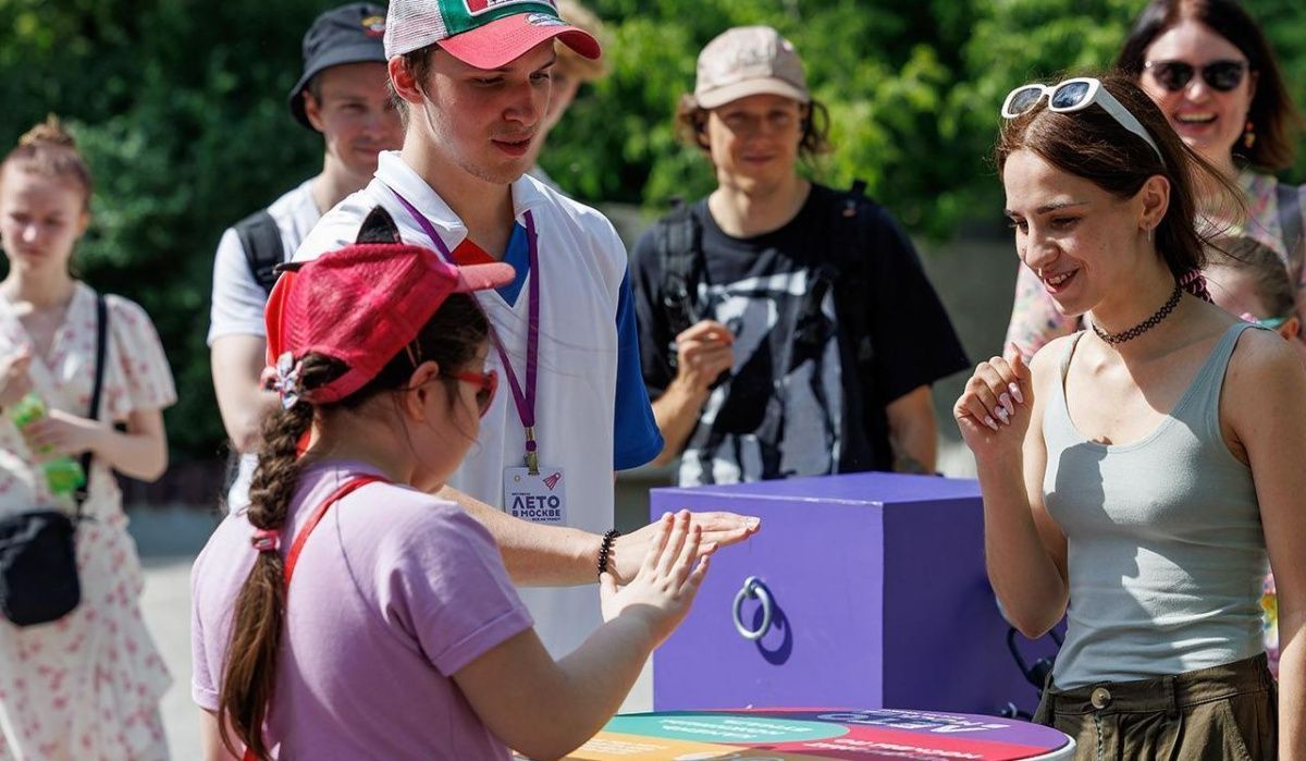 В Москве определены 10 финалистов чемпионата по игре &quot;Камень, ножницы, бумага&quot;