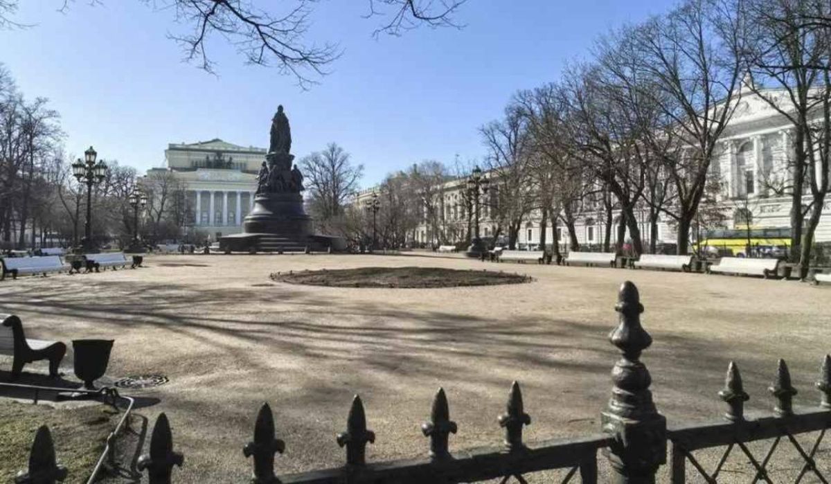 В Петербурге закрывают сады и парки для весенней просушки