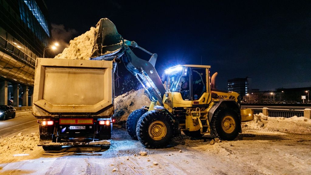 В Смольном не сделали выводов: снегопад в Петербурге убирает всего 359 машин