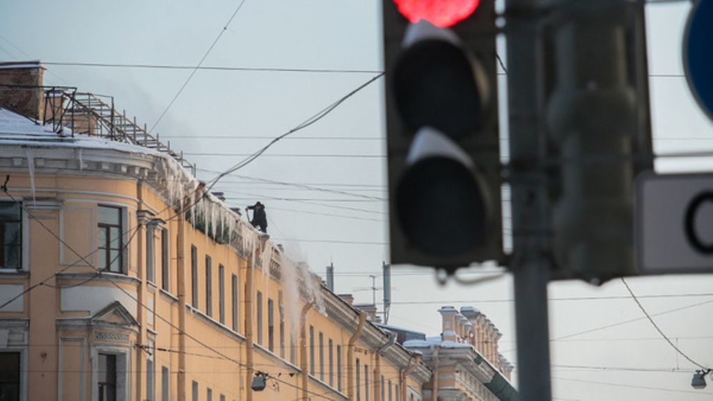 Петербуржцы возмущены бездействием коммунальщиков перед сосульками
