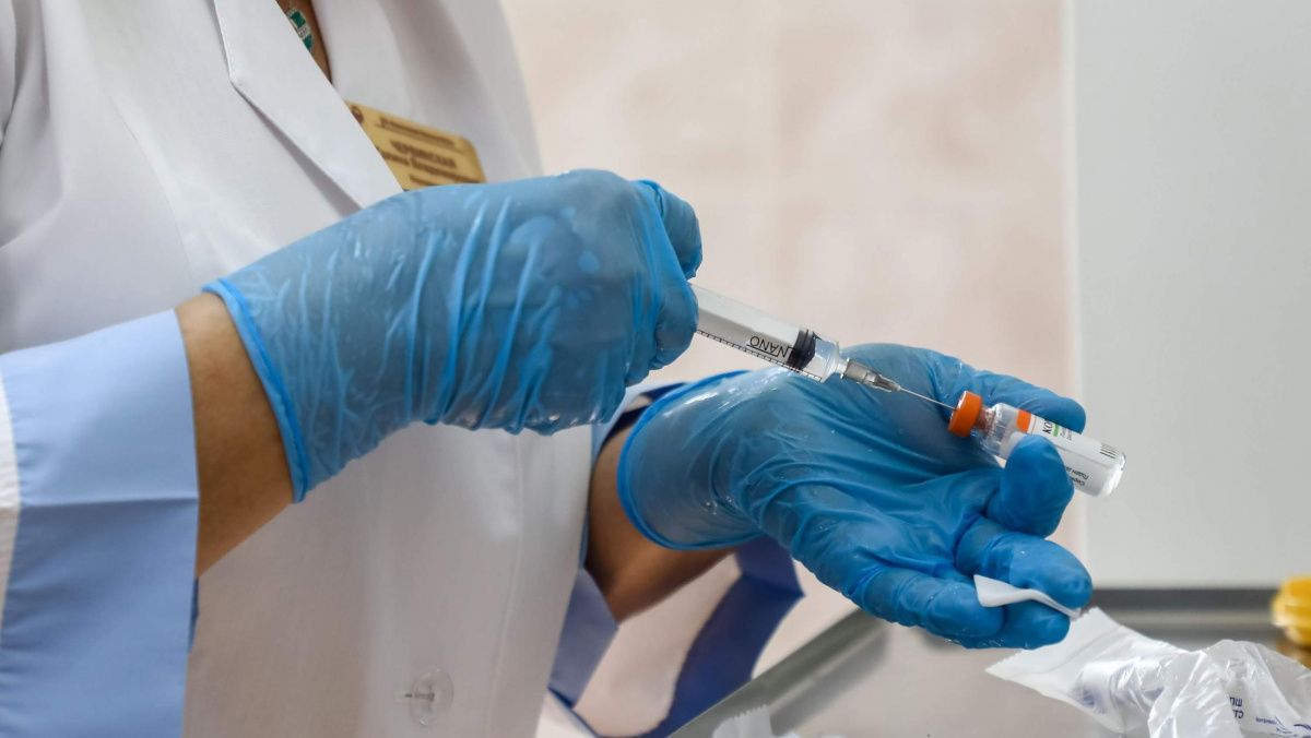 Питерским подросткам ввели первый компонент вакцины от коронавируса