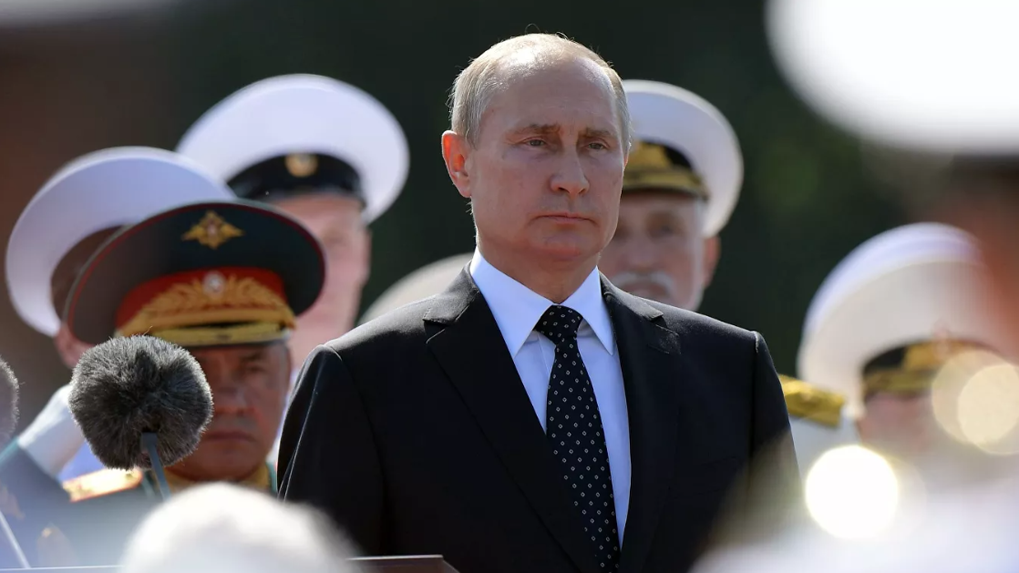 Путин примет участие в военно-морском параде в День ВМФ