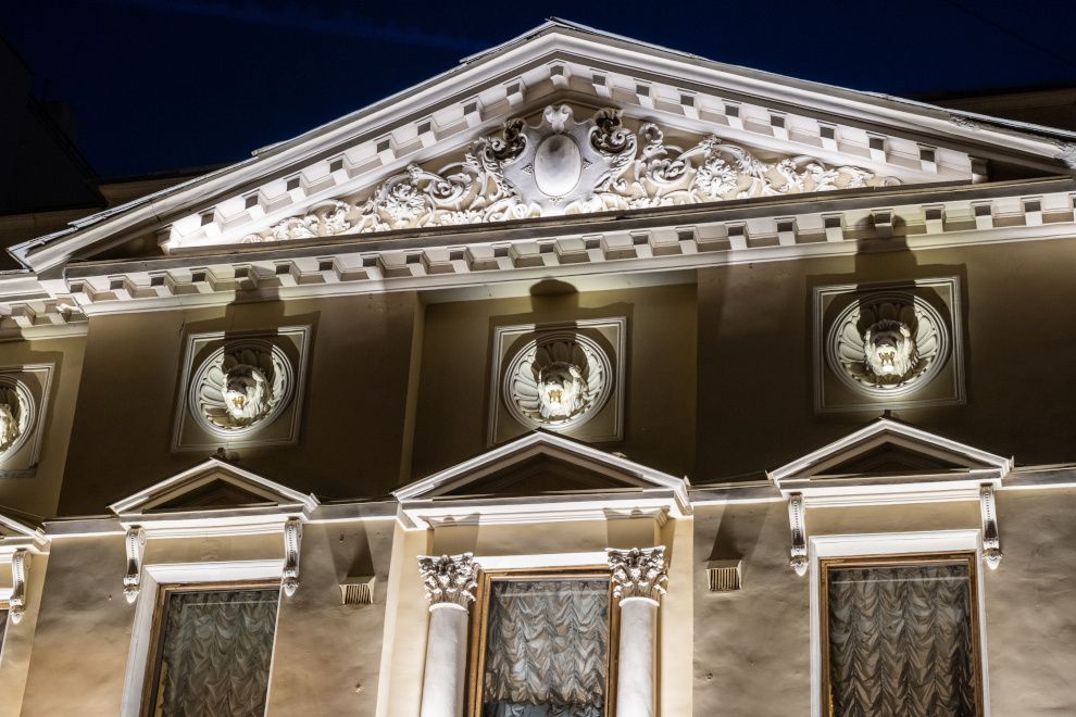 Новая подсветка украсила фасады зданий на площади Искусств и Итальянской улице