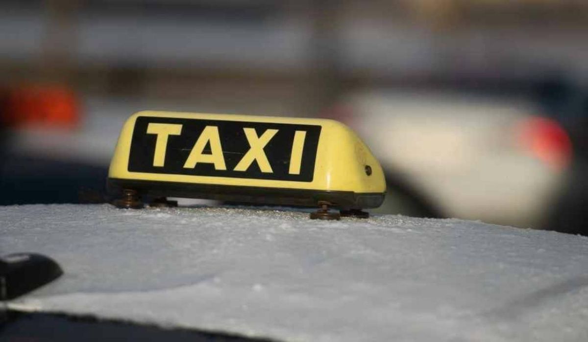 В Петербурге одобрили выдачу разрешений на такси самозанятым без прописки