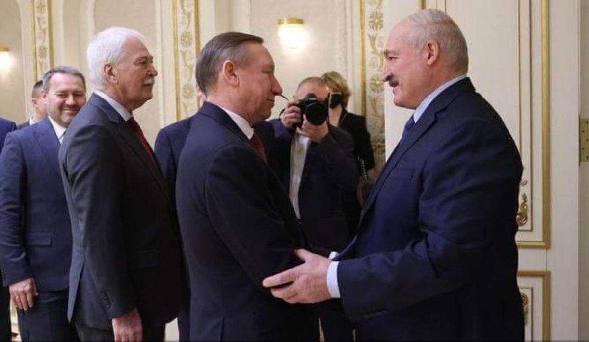 &quot;Колхозник&quot; Беглов рассмешил администрацию Лукашенко внешним видом и несуразным подарком