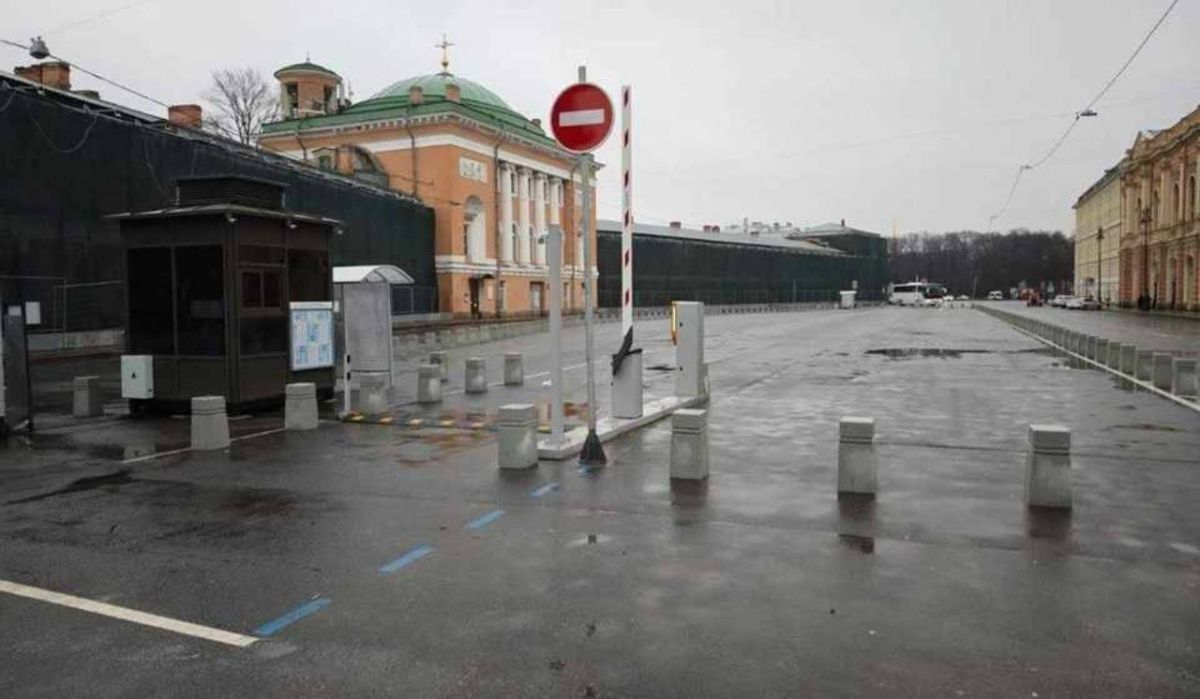 Парковка на Конюшенной площади возобновила работу в штатном режиме