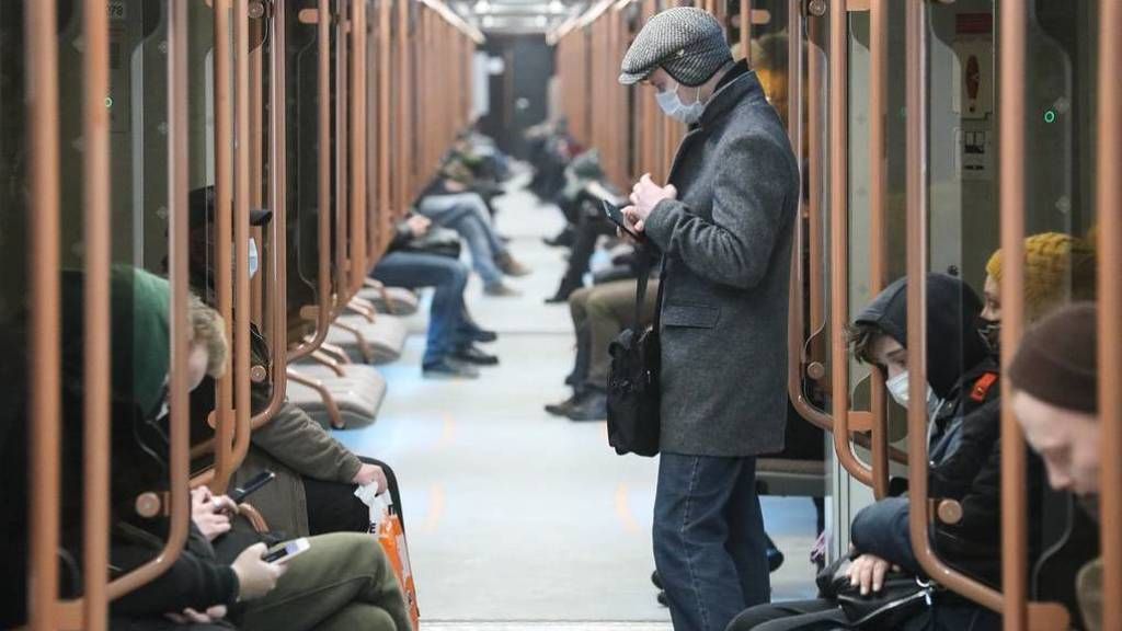 Петербуржцы стали реже пользоваться метро из-за коронавируса