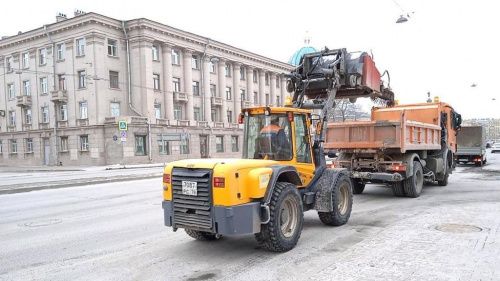 На улицы Петербурга вышли 800 единиц техники и более 1200 дворников