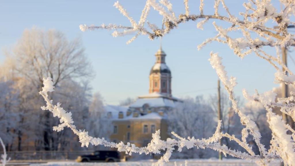 Первый день рождественских морозов запомнится Петербургу скользкими тротуарами и неубранным снегом