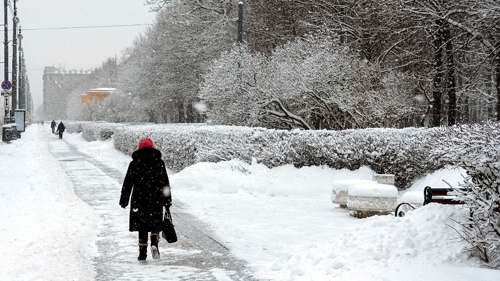 В Петербурге 9 января ожидается снег и сложная обстановка на не убранных дорогах