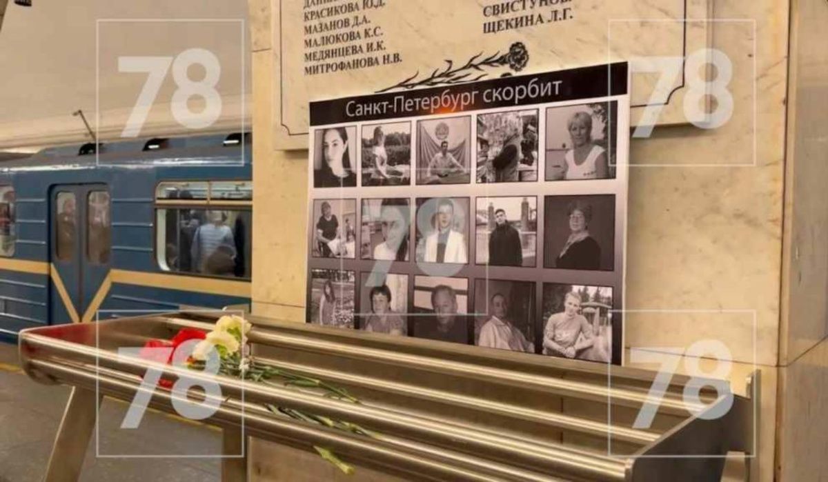 Петербург чтит память жертв теракта в метро 3 апреля 2017 года