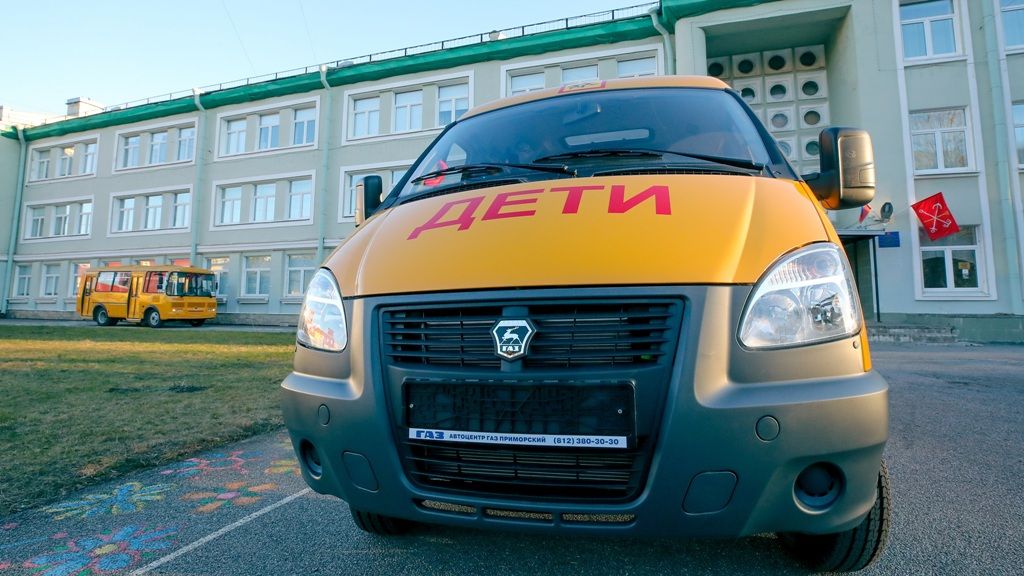 В Петербурге школы получают новые автобусы