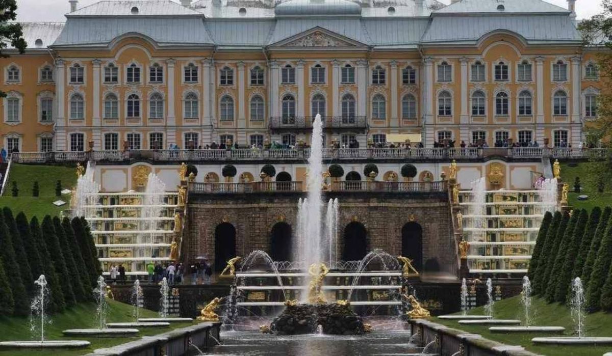 Названа дата запуска фонтанов в Петергофе