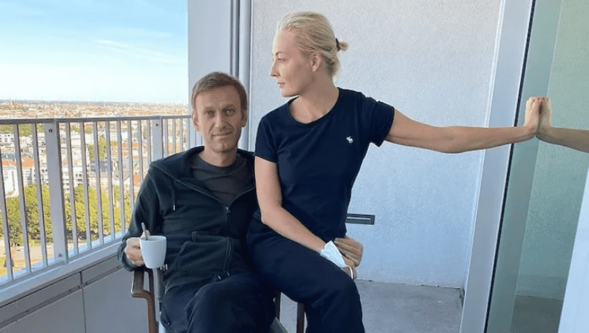 &quot;Абсолютно голого&quot;: Навальный потребовал вернуть изъятую в больнице одежду
