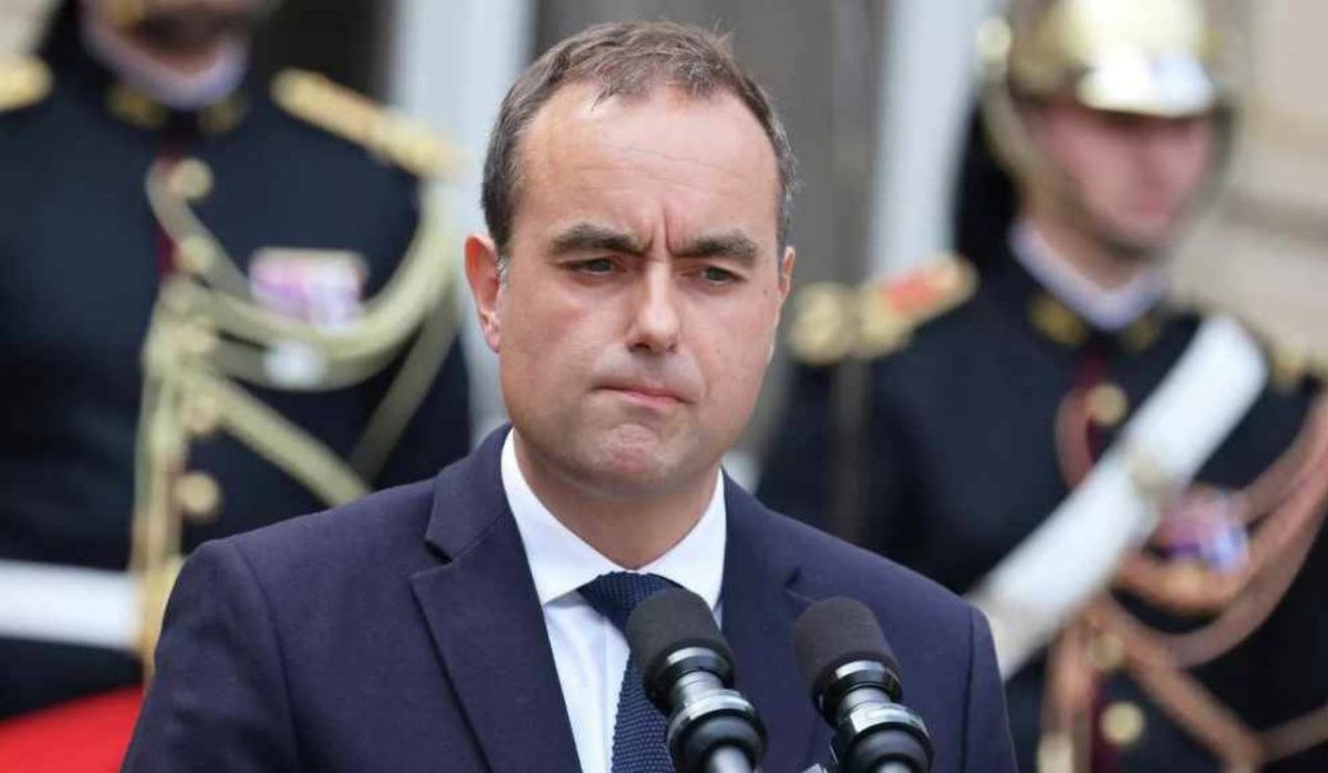 Премьер-министр Франции ушел в отставку, не проработав на посту и месяца