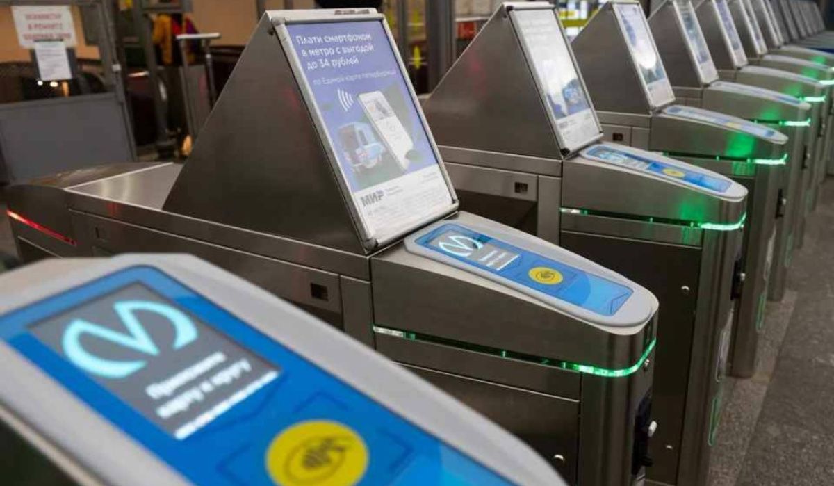 Смольный разъяснил причину просьбы включить экран телефона при входе в метро