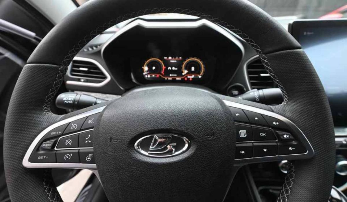 "АвтоВАЗ" предоставит более 100 Lada Aura для трансфера гостей ПМЭФ