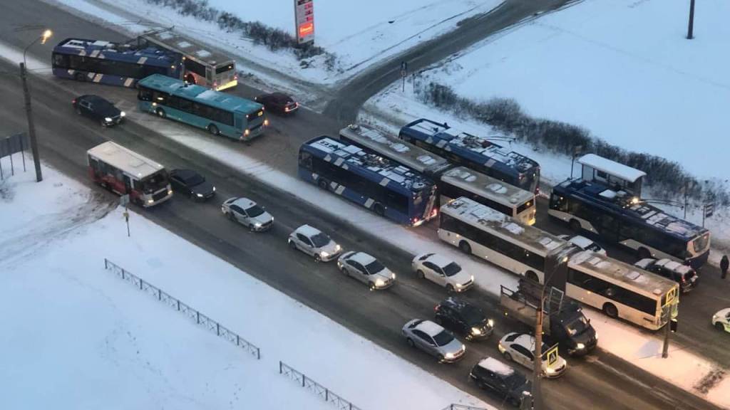 Застрявший в снегу автобус на севере Петербурга привёл к нарушению движения общественного транспорта