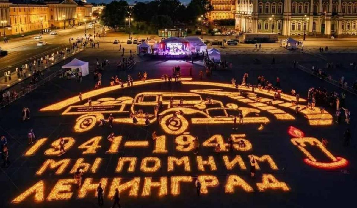 На Дворцовой площади зажгли 120 тысяч свечей памяти