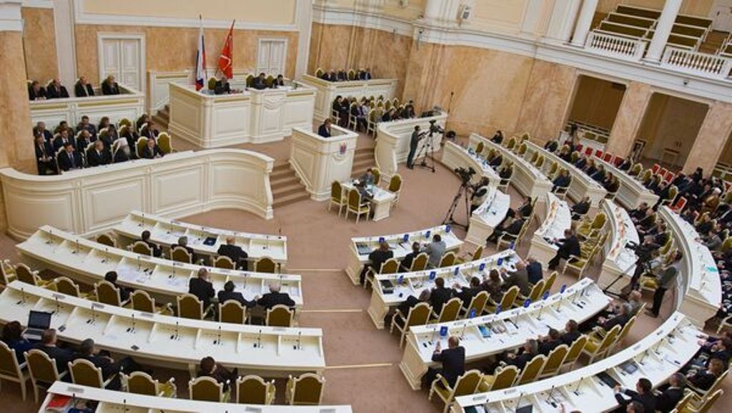 Петербургские депутаты потратят миллион рублей из бюджета на закупку сувениров