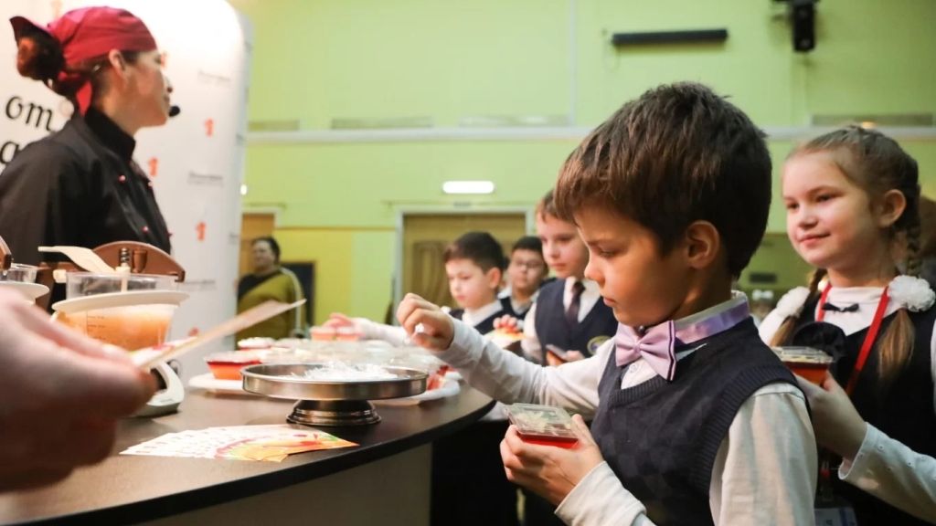 УСП решит проблему «завтраков в обед» в учебных заведениях Петербурга