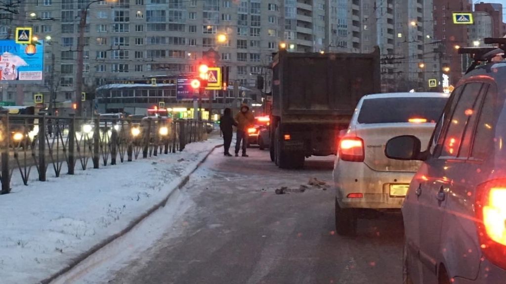 Неубранный на дорогах Петербурга снег привел к 7-бальным пробкам и авариям 24 декабря